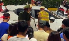Đại úy CSGT kể giây phút dẫn đường cứu bé sơ sinh sặc sữa giữa 'biển người' xem tổng hợp luyện