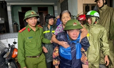 Công an Thanh Hóa dầm mưa cõng dân đến nơi an toàn