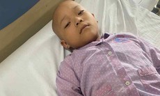 Cha nghèo gạt nước mắt xin dừng điều trị để nhường cơ hội sống cho con gái