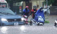 Nhiều tuyến phố Hà Nội vẫn chìm trong nước, cảnh báo ngập sâu ven sông do lũ đạt đỉnh