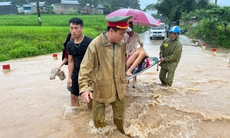 Công an xã biên giới Mường Chanh vượt mưa lũ đưa sản phụ đi sinh