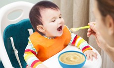 Nuôi con bằng sữa mẹ: Khi nào nên ngừng hoặc tạm dừng cho bé bú?