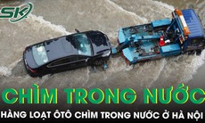 Hà Nội chìm trong biển nước, hàng loạt ôtô chết máy, chờ cứu hộ trên đường