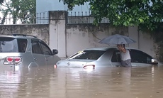 Hàng loạt ô tô ngập nước sau mưa lớn ở Hà Nội, đơn vị nào sẽ chịu trách nhiệm bồi thường?