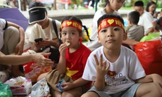 Người dân không ngại mưa gió đi xem sơ duyệt và hành động ấm lòng của các chiến sĩ