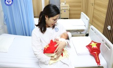 Người mẹ hạnh phúc đón con gái chào đời từ phôi thai trữ đông hơn 1 thập niên trước
