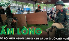 Ấm lòng hình ảnh bộ đội mang chiếu, phản giúp người dân có chỗ ngồi nghỉ để xem sơ duyệt A80