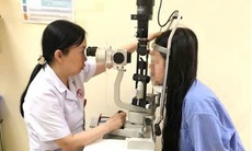 Cô gái bị loét giác mạc vì đeo kính áp tròng thay kính thường ròng rã