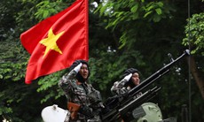 Biển người hò reo, pháo tay rền vang khi khí tài công an, quân đội diễu phố