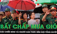Xúc động hình ảnh cựu chiến binh và người dân đội mưa, thức xuyên đêm chờ tổng duyệt diễu binh
