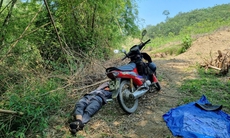 Nắng 'đổ lửa' trên đầu, người lao động miệt mài mưu sinh