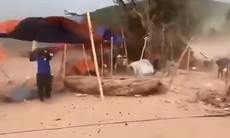 Vừa oằn mình sau lũ dữ, xã nghèo ở Nghệ An lại xuất hiện lốc xoáy