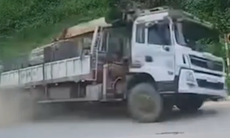 Video: Lật xe tải trên quốc lộ, chủ sạp hàng ven đường gặp nạn