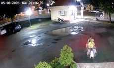 CSGT dùng xe đặc chủng mở đường chở bé gái bị co giật đi cấp cứu