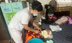 Phát hiện bé trai sơ sinh bị bỏ rơi trước nhà lúc rạng sáng