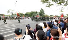 Người dân hoà nhịp cùng bước chân người chiến sĩ diễu binh