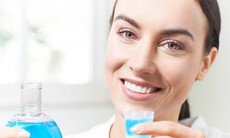 Nước súc miệng: 'Trợ thủ đắc lực' hay 'con dao hai lưỡi'?