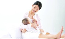 [Infographic] Nuôi con bằng sữa mẹ: Đúng cách, đủ yêu thương