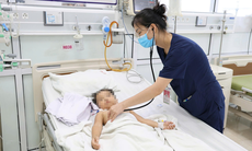 Bé trai đuối nước ở bể bơi, gia đình suýt mất con vì sơ cứu sai cách