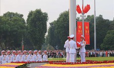 Hàng nghìn người dân tham dự Lễ Thượng cờ tại Quảng trường Ba Đình
