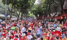 Ngày hội của lòng yêu nước: Trời đổ cơn mưa, không ai rời đi, người dân vẫn kiên trì chờ đến Lễ diễu binh, diễu hành 2/9