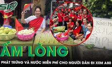 Người phụ nữ ở Hà Nội phát trứng luộc và nước mát miễn phí cho người dân đi xem diễu binh