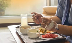 Khi hóa trị, xạ trị, điều trị nhắm trúng đích nên ăn như thế nào?