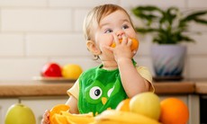 Các nhóm chất cần có trong bữa ăn của trẻ nhỏ