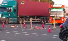Va chạm với ô tô tải, người phụ nữ và bé gái tử vong thương tâm