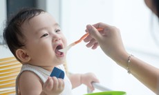 Quan niệm sai lầm về ăn dặm truyền thống và ảnh hưởng đến sự phát triển của trẻ