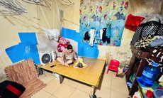 Người mẹ đơn thân 7 năm nuôi con bại não nơi phố thị