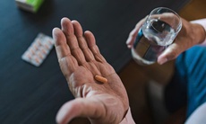 Vì sao uống thuốc giảm đau, hạ sốt khi bụng đói có thể gây hại dạ dày?