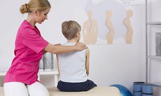 Vì sao cong vẹo cột sống thường gặp ở tuổi dậy thì?