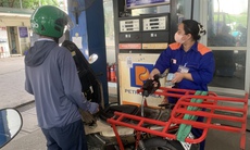 Giá xăng bật tăng trở lại, RON95 20.608 đồng/lít
