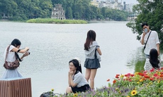 Giới trẻ đổ về Hồ Gươm chụp ảnh, lưu giữ khoảnh khắc mùa thu Hà Nội
