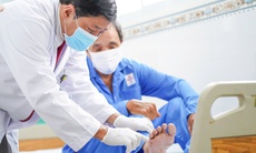 Thầy giáo đau đớn hơn 2 tháng vì tự chữa dị vật găm vào chân tại nhà