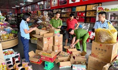 Thu giữ hơn 4.000 bánh Trung thu, kem quế trôi nổi