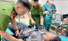 Công an đưa thanh niên nằm bất tỉnh giữa đường đi cấp cứu trong đêm