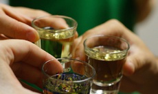 Uống 1 lít rượu khi bụng đói, người đàn ông nguy kịch vì ngộ độc rượu