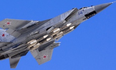 Máy bay nhanh nhất của Nga bị tiêm kích giá rẻ của Hungary 'hộ tống'