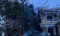 Hàng chục nhà dân tốc mái, Huế yêu cầu người dân hạn chế ra đường