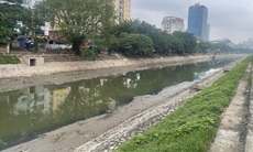 Vì sao nhiều đoạn sông Tô Lịch bất ngờ cạn trơ đáy?