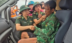 Cứu 8 thuyền viên trên 2 tàu cá gặp nạn khi vào bờ tránh bão