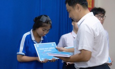 TPHCM trao học bổng đỡ đầu cho trẻ em mồ côi do COVID-19