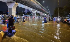 Hà Nội 'tê liệt' trong biển nước