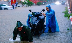 Người dân Hà Nội trong cơn mưa kéo dài: Nơi ngập sâu, chỗ tắc đường
