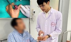 Khối u lạ ở ngón tay cái 17 năm gây mòn xương