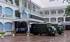 Hà Nội mưa lớn, quân đội dùng xe đưa học sinh qua điểm ngập sâu nguy hiểm