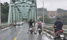 Tàu hút cát trôi tự do va vào trụ cầu, Lào Cai cấm phương tiện qua cầu Yên Bái