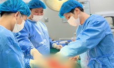 Bụng cô gái 25 tuổi 'biến dạng' sau mũi tiêm trị sẹo do hút mỡ